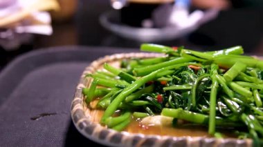 Kızarmış domuz eti ve Tayland usulü köri ezmesi. Yüksek kalite 4k görüntü