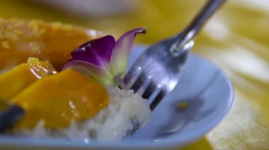 Mango Yapışkan Pirinç 4 km yavaş çekimde döner, Tayland tatlısında. Yüksek kalite 4k görüntü
