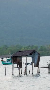 Vietnam 'daki Phu Quoc adasındaki balıkçı çiftliği. Fakir balıkçıların gerçek hayatı. Yüksek kalite 4k görüntü