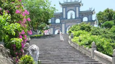 Gün batımında Ba Na Hills tapınağı, Vietnam 'ın Da Nang şehrinde bulutlar ve yemyeşil alanlarla çevrili. Yüksek kalite 4k görüntü