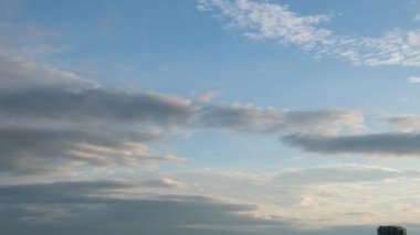 Mavi gökyüzü beyaz bulutlar. Kabarık beyaz bulutlar. Kümülüs bulutlu zaman çizelgesi. Yaz mavisi gökyüzü zaman aşımı. Doğa mavi gökyüzü. Beyaz bulutlar. Bulut zaman aşımı 