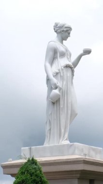 Vietnam Danang Altın Köprüsü, Güneş Dünyası Ba Na Hills eğlence parkında, bir yaz öğleden sonra siste turistlerle. Da Nang, Vietnam. Yüksek kalite 4k görüntü