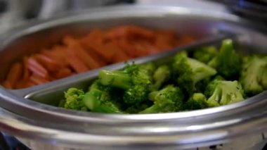 Büfede buğulanmış sebzeler Tray.Brokoli havucu servis ediliyor.