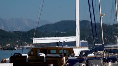 Golfo dei Poeti Terminali, La Spezia, yatlar, dağlar, gökyüzü sisi İtalya güzel renkli gerçek mimari İtalya ünlü uçurum kasabası. Yüksek kalite 4k görüntü