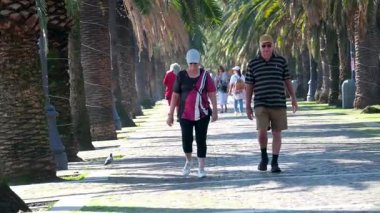 Golfo dei Poeti Cruise Terminali, La Spezia, İtalya 'nın gerçek mimarisi ünlü uçurum kenti boyunca gezinen yaşlı İtalyan çift. La Spezia, İtalya 07.23.2025