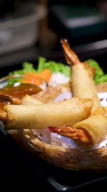 Lezzetli çıtır karides ve kremalı soslu börek. Yüksek kalite 4k görüntü