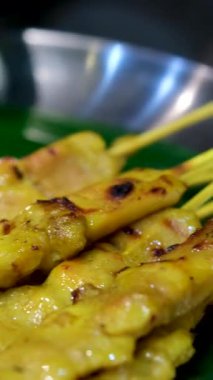 Tavuk yahnisi ateşte kızartılıyor. Sıcak kömür ve duman çıkıyor. Görüntüler, 4K görüntü, kısa video. Yüksek kalite 4k görüntü