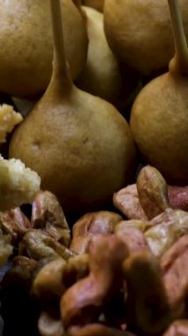 Taze soğan ve baharatlı kızarmış tofu. Çin 'de Sokak Yemeği. Tofu ya da Doufu fasulye püresi. Birçok Doğu Asya ve Güneydoğu Asya mutfağının geleneksel bileşeni. Tofu Çin kökenlidir. 