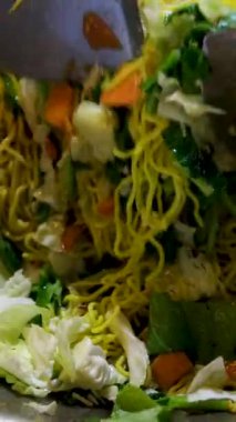 4K çözünürlüklü süper yavaş çekim kapanış şefi tavada Çin usulü kızarmış erişte Çin kasabasında ya da Yaowarat, Bangkok Tayland 'da sokak yemeği yapıyor. Yüksek kalite 4k görüntü