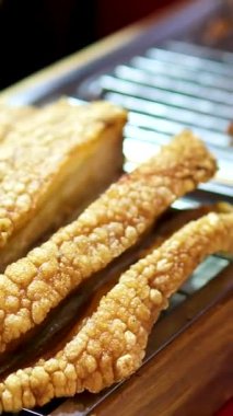 Lezzetli domuz eti dilimleri cızırdıyor, yüzeyi pırıl pırıl parlıyor ve domuz pirzolası gibi kızartıyorlar. Yüksek kalite 4k görüntü