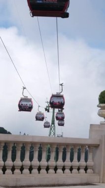 Vietnam Danang Altın Köprüsü, Güneş Dünyası Ba Na Hills eğlence parkında, bir yaz öğleden sonra siste turistlerle. Da Nang, Vietnam. Yüksek kalite 4k görüntü