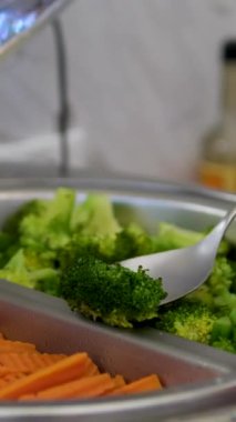 Kaynamış havuç büfesi. Siyah arka planda havuç sebzesi. Yüksek kalite 4k görüntü