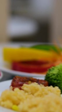 Masadaki beyaz tabakta, pahalı bir otel omletinde kahvaltı. Ejderha meyveli ekmek meyvesi. Yüksek kalite 4k görüntü