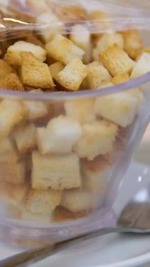 Pikapta çıtır tost ekmeği, yakın plan ekmek kırıntıları. Yüksek kalite 4k görüntü