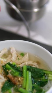 Asya çorbasına kırmızı biber ekle. Yüksek kalite 4k görüntü