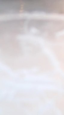 Bardakta buzlu hindistan cevizi suyu ve Asya sokak yiyecekleri. Yüksek kalite 4k görüntü