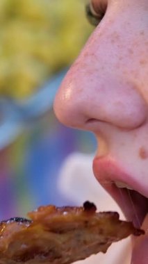 Dilimlenmiş Asya mutfağının tadını çıkaran bir turist kadın. Şehir caddesinde pizza yiyen modaya uygun bir kadın. 4 bin. Yüksek kalite 4k görüntü