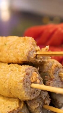 Izgara Arjantin Chorizo 'su bir barbekü partisinde yakın plan gösterilmiş. Yüksek kalite 4k görüntü