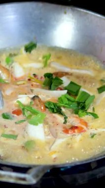 Kara Kasede Yumurta ve Baharatlı Lezzetli Deniz ürünleri Güveci. Yüksek kalite 4k görüntü