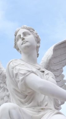 Vietnam Danang Altın Köprüsü, Güneş Dünyası Ba Na Hills eğlence parkında, bir yaz öğleden sonra siste turistlerle. Da Nang, Vietnam. Yüksek kalite 4k görüntü