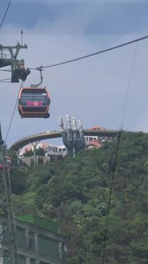 Vietnam Danang Altın Köprüsü, Güneş Dünyası Ba Na Hills eğlence parkında, bir yaz öğleden sonra siste turistlerle. Da Nang, Vietnam. Yüksek kalite 4k görüntü