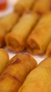 Pirinç ekmeği ruloları turistler pilav kağıdı ambalajıyla ya da banh trang ile gece yemeği pazarında hazırlar ve yerler. Geleneksel Vietnam yemeği, Asya mutfağı. Kapatın. Yüksek kalite 4k