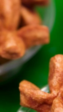 Ipoh 'taki Bentong Murukku dükkanında satılık plastik paketlerde ve şişelerde kıtır kıtır Hint usulü çıtır atıştırmalıklar var. Yüksek kalite 4k görüntü