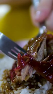 İnsan, restoran ve elleri et yemek için yemek, iyi yemek ve yemek için yemek. Bıçak, çatal ve çatal ve çatal bıçak kapağı. Kızarmış tavuk ve sağlık için sağlıklı yemek. 