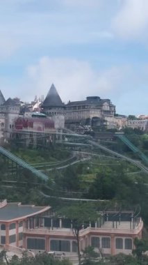 Vietnam Danang Altın Köprüsü, Güneş Dünyası Ba Na Hills eğlence parkında, bir yaz öğleden sonra siste turistlerle. Da Nang, Vietnam. Yüksek kalite 4k görüntü