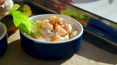 Karidesli salata, avokado, ıspanak ve badem. Sağlıklı beslenme. Diyet olsun. Karides salatası jambonlu sandviç.