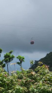 Vietnam Danang Altın Köprüsü, Güneş Dünyası Ba Na Hills eğlence parkında, bir yaz öğleden sonra siste turistlerle. Da Nang, Vietnam. Yüksek kalite 4k görüntü
