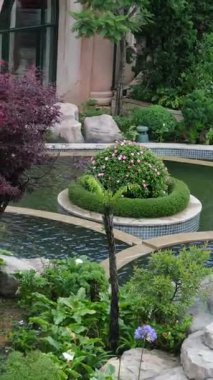 Vietnam Danang Altın Köprüsü, Güneş Dünyası Ba Na Hills eğlence parkında, bir yaz öğleden sonra siste turistlerle. Da Nang, Vietnam. Yüksek kalite 4k görüntü