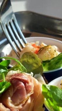 Çatal salata aperatifi. Karides salatası jambonlu sandviç. Yüksek kalite 4k görüntü