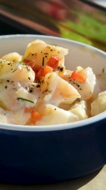 Karidesli salata, avokado, ıspanak ve badem. Sağlıklı beslenme. Diyet olsun. Karides salatası jambonlu sandviç.