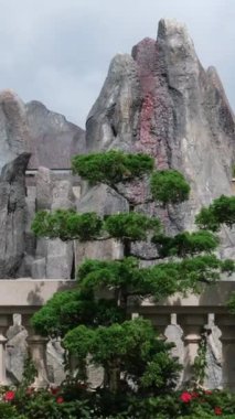 Vietnam Danang Altın Köprüsü, Güneş Dünyası Ba Na Hills eğlence parkında, bir yaz öğleden sonra siste turistlerle. Da Nang, Vietnam. Yüksek kalite 4k görüntü