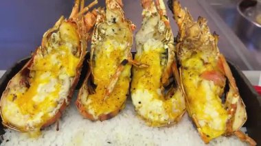 Peynirli karides kızartması ve üstüne de yeşillik. Geleneksel yemek. Festival sokak yemekleri. Yüksek kalite 4k görüntü