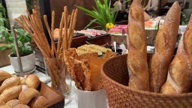 Birisi ekmek sepetinden kerpetenle kruvasan alıyor. Yüksek kalite 4k görüntü