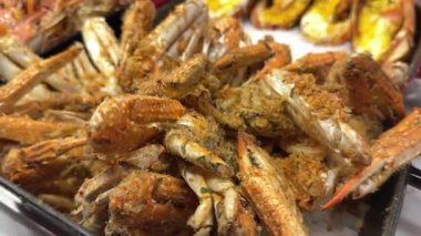 Büyük karidesler kızartma tavasında kızarır. Yüksek kalite 4k görüntü