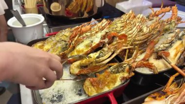 İspanya 'nın Guarda kentinde düzenlenen geleneksel Istakoz Festivali' nde ızgara taze ıstakoz servis ediliyor. Kuzey İspanya 'nın Atlantik Okyanusu kıyısında yerel deniz ürünleri kutlaması. 