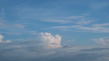 Yavaş hareket eden beyaz kümülüs bulutları. Birkaç katman bulutlu mavi gökyüzü. Yüksek kalite 4k görüntü