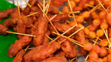 İştah açıcı açık büfe, şiş çeşitleri, kızarmış patates kızartmaları ve kızarmış atıştırmalıklar. Yüksek kalite 4k görüntü