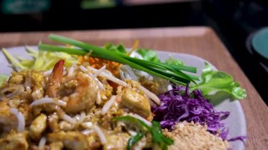 Karidesli sade erişte salatası. Yüksek kalite 4k görüntü