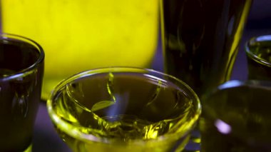 Yağ ve zeytin dalı olan cam kaplar beyaz masada izole edilmiş. Ön manzara. Yüksek kalite fotoğraf