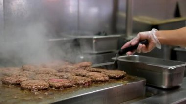 Kıymalı biftek köfteleri sıcak, siyah elektrikli ızgara yüzeyinde pişiyor, yemek yakın plan. Yüksek kalite 4k görüntü