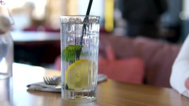 Kutlamada cam limonata şişelerini kapatın. Açık hava partisinde meyveli taze kokteyller. Yüksek kalite 4k görüntü