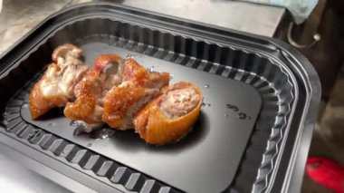 Tatil Yemeği Kızarmış Kaz Ailesi Kutlaması. Ev yapımı ballı ördek. Ev yapımı ızgara Kaz eti. Fırında ördek pişirmek. Çıtır Kızarmış Ördek.