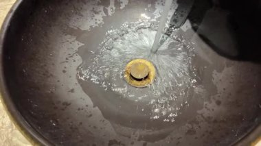 Ellerini lavaboda yıkayan bir kadın. Yüksek kalite 4k görüntü