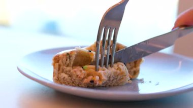 Şekerli çörekleri büyük, lezzetli romlu, romlu, naneli, şekerli şekerlemeleri kes. Yüksek kalite 4k görüntü