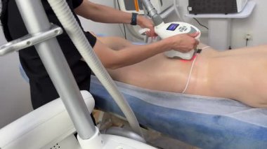 Modern güzellik tedavisi. Spa salonunda bacaklardaki fazla selüliti alıyor. Cilt tazeleme. VelaShape, vücut hatları ve selülit azaltılması için kullanılan cerrahi olmayan tıbbi bir cihazdır.