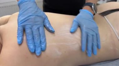 Modern güzellik tedavisi. Spa salonunda bacaklardaki fazla selüliti alıyor. Cilt tazeleme. VelaShape, vücut hatları ve selülit azaltılması için kullanılan cerrahi olmayan tıbbi bir cihazdır.